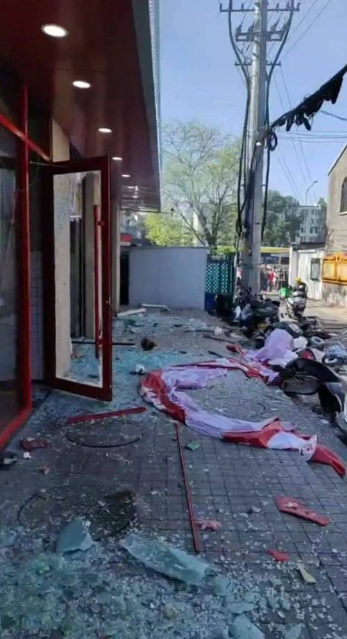 购物中心爆炸致10伤,商场爆炸